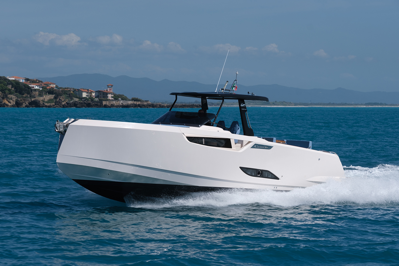 Cayman Yachts — walk around italiano