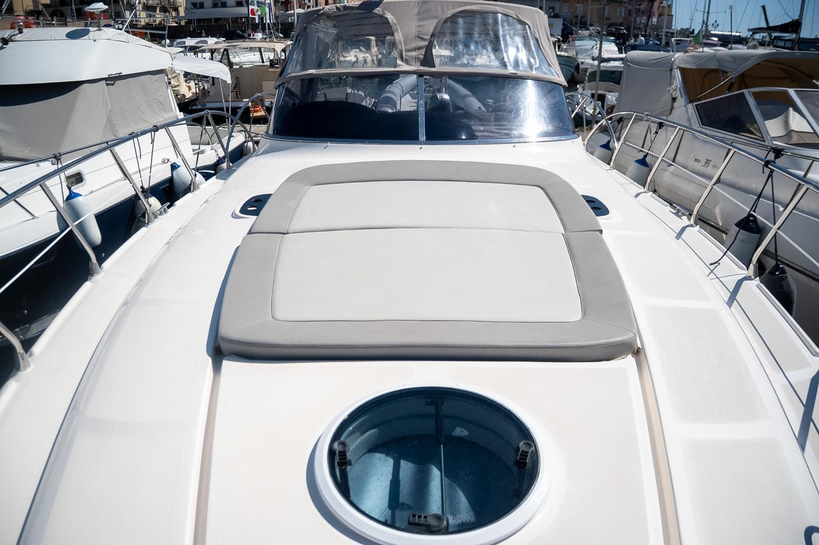 Manò Marine 38.50 — prendisole di prua