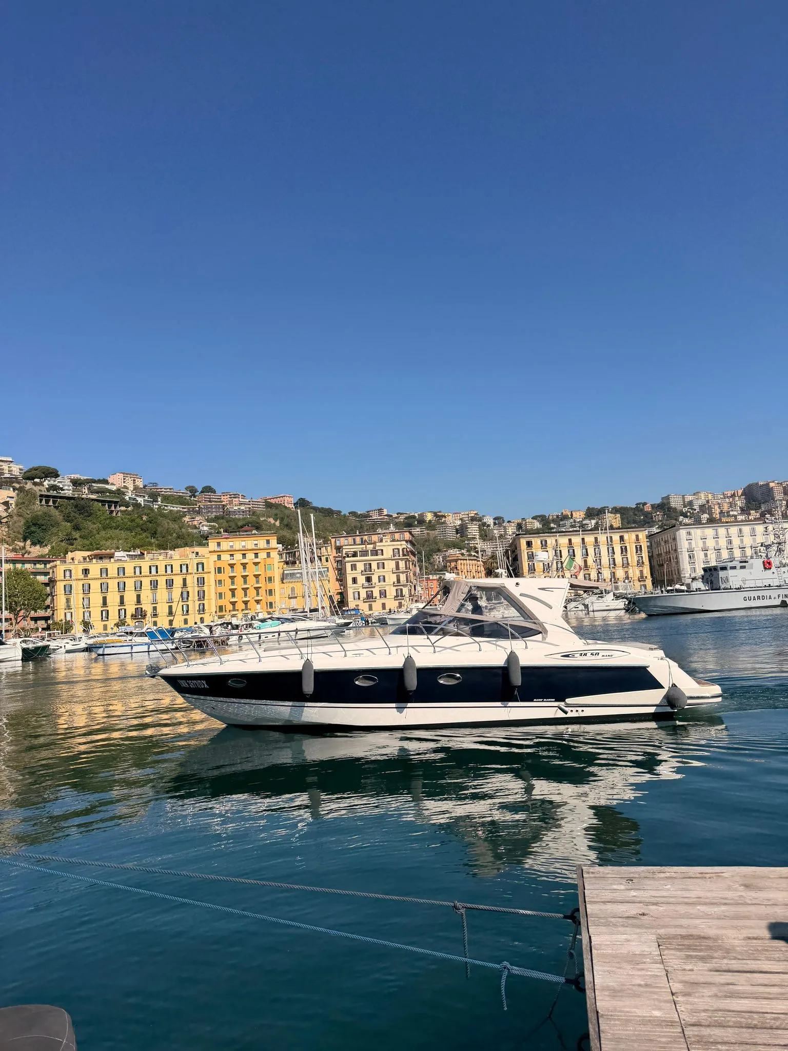 Manò Marine 38.50 a noleggio a Napoli — 12 mt, 10 persone