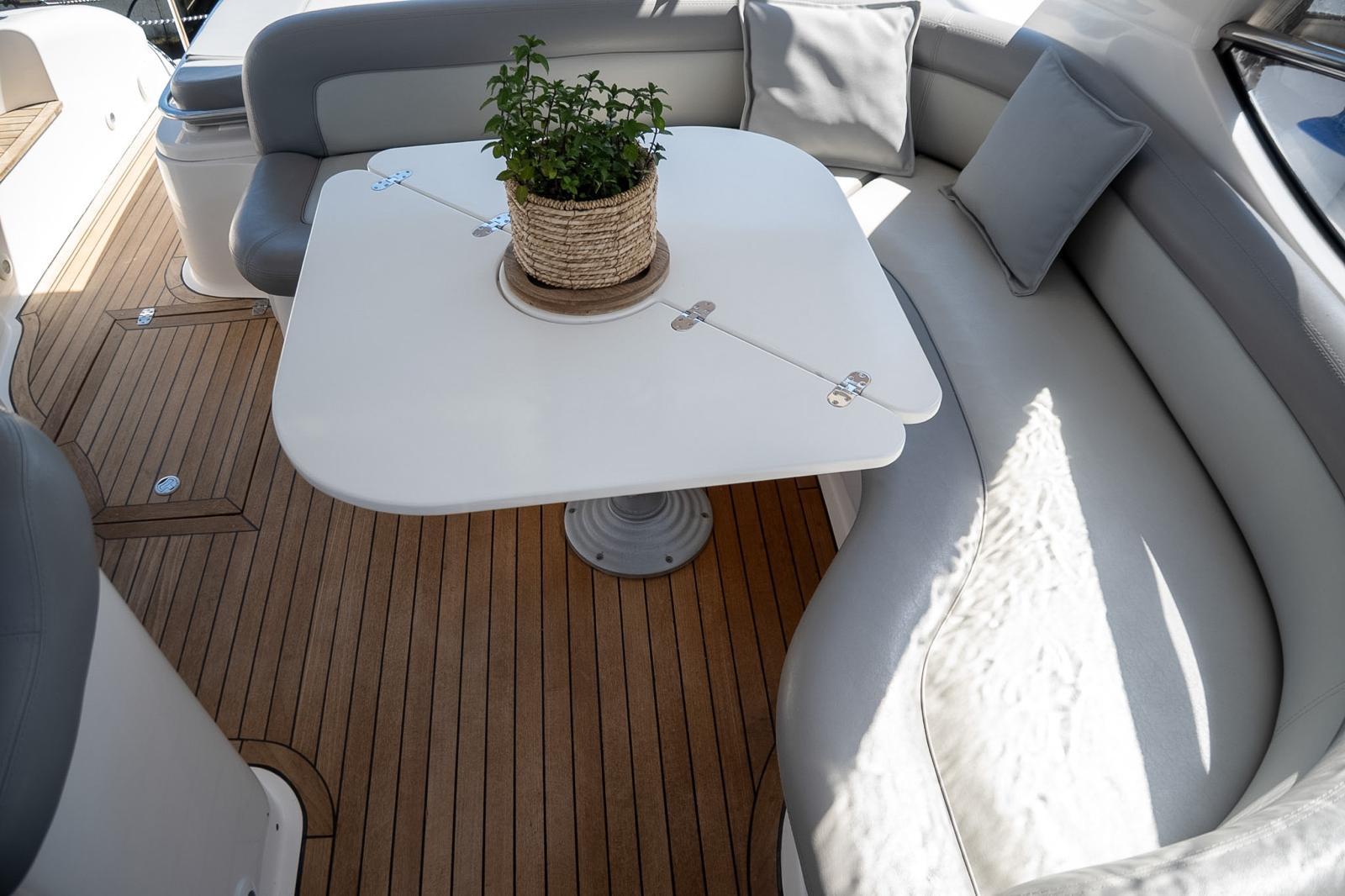 Manò Marine 38.50 — zona lounge di poppa con tavolo