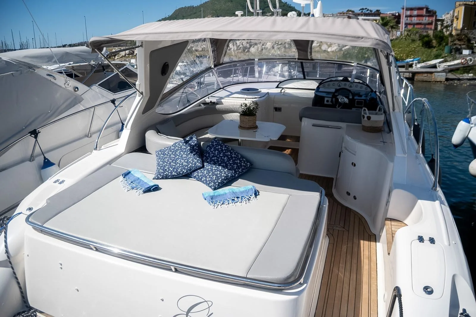 Manò Marine 38.50 — pozzetto con bimini e cuscineria