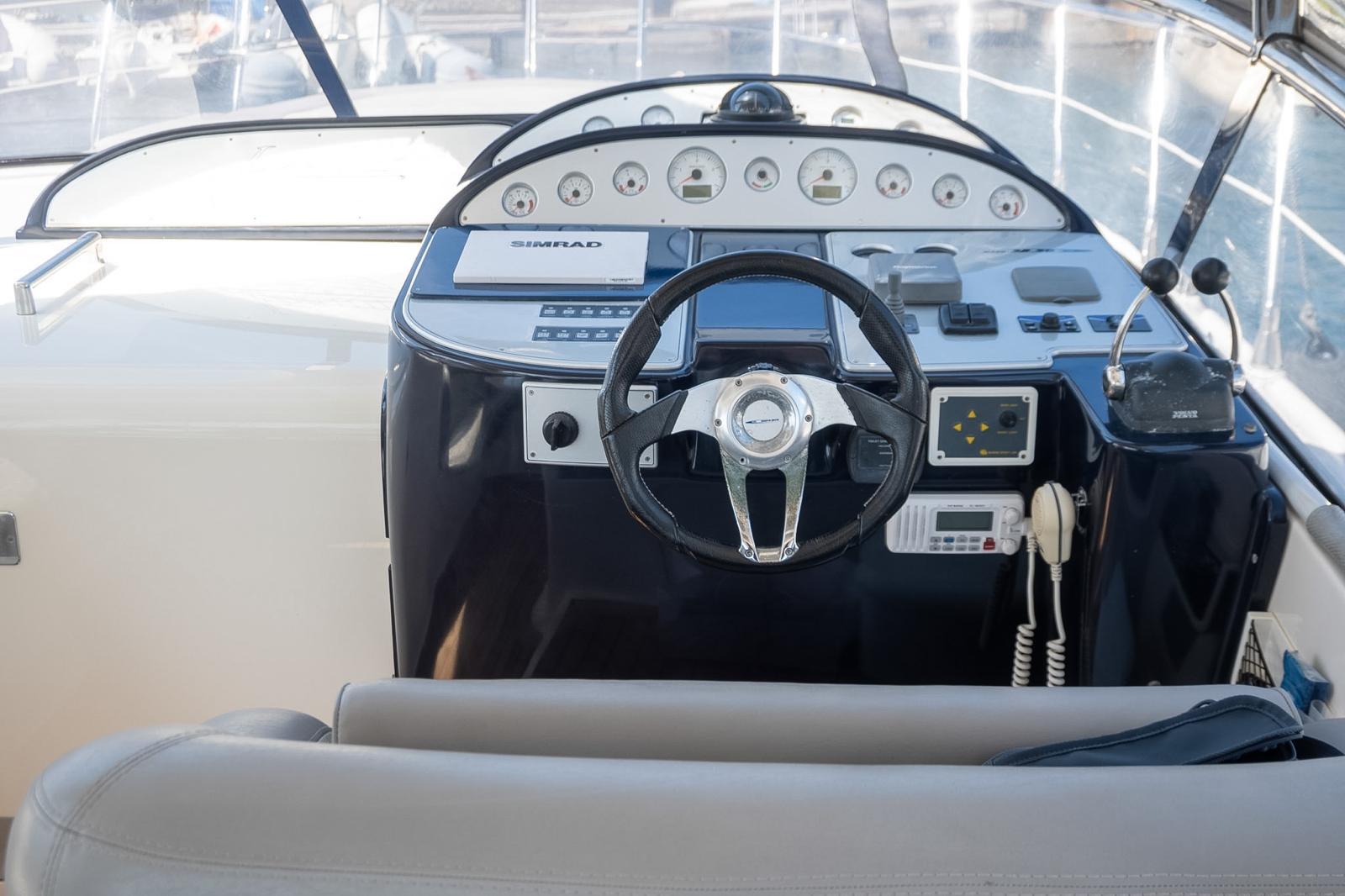 Manò Marine 38.50 — plancia di comando con SIMRAD
