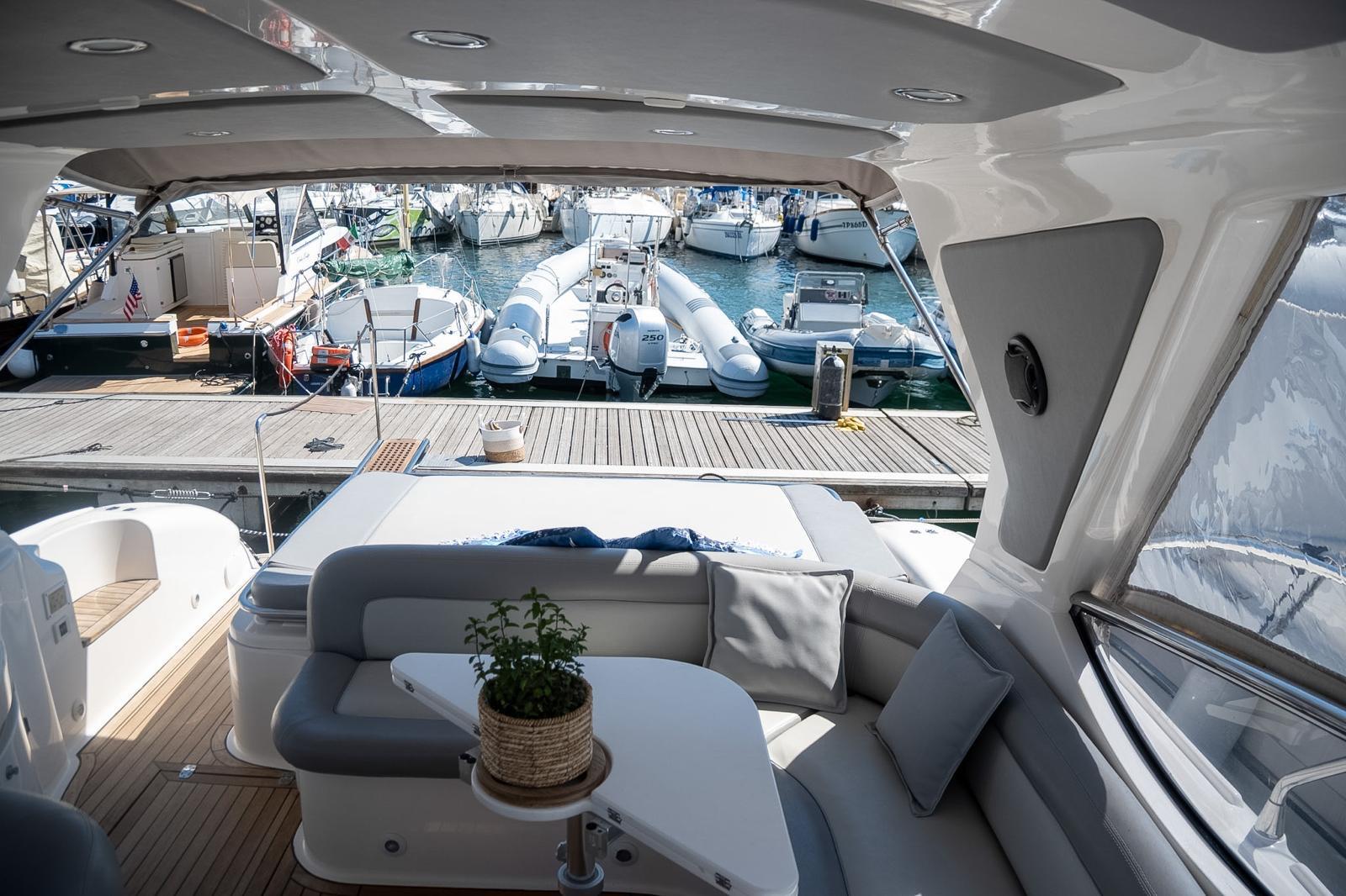 Manò Marine 38.50 — cockpit lounge interno