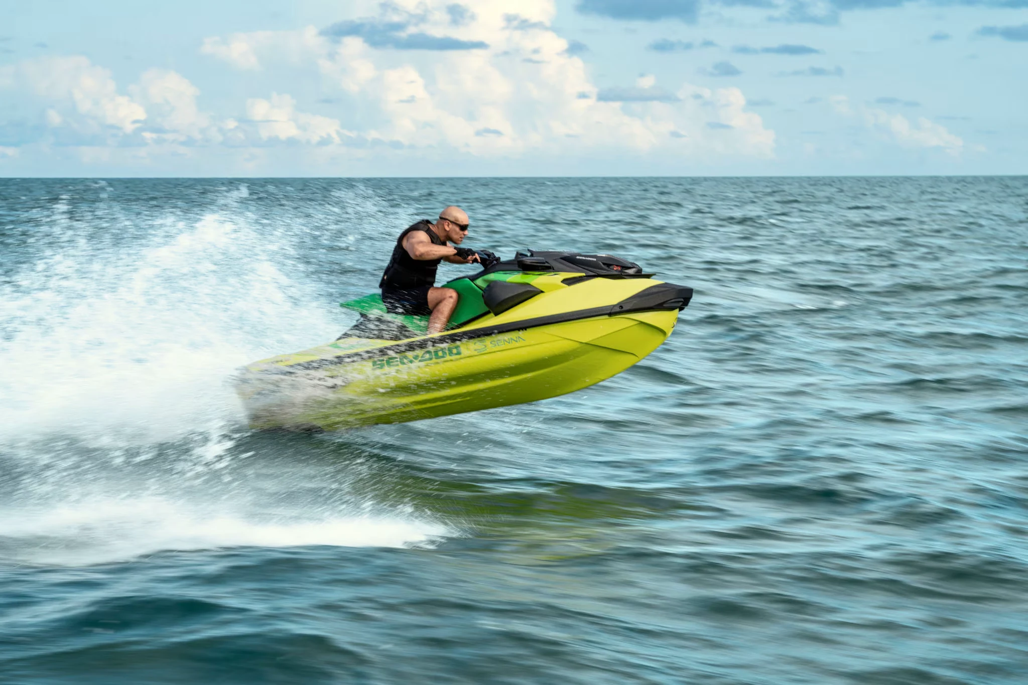 Sea-Doo RXP-X Senna 350 in navigazione, livrea Racing Yellow e Amazon Green
