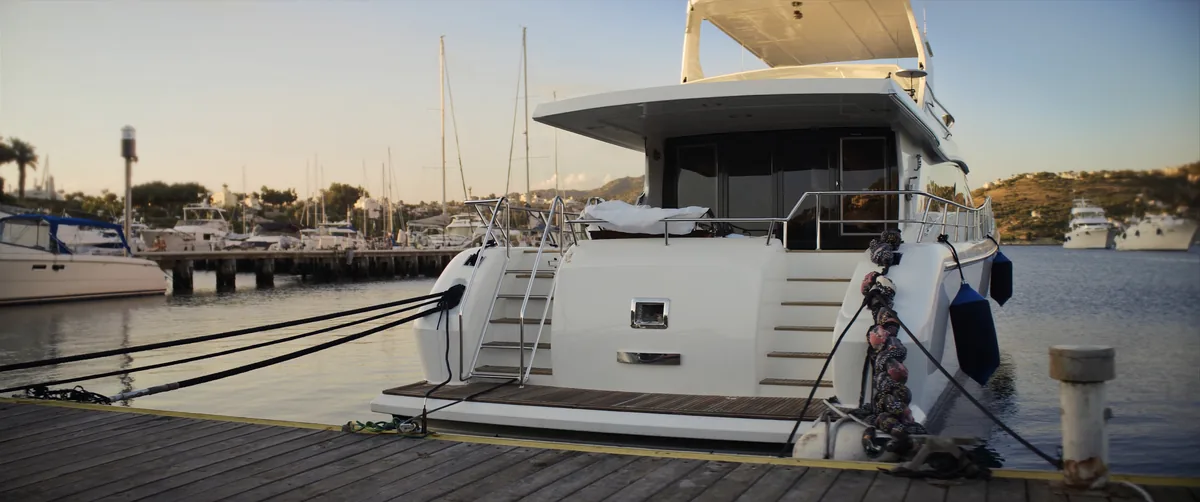 Yacht ormeggiato di poppa al pontile di un porto turistico del Mediterraneo