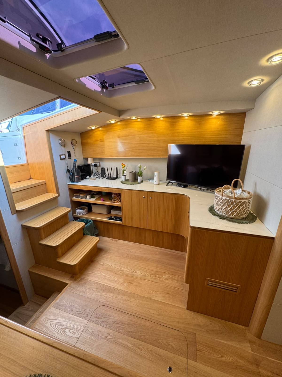 Zeta Elle ZL 20 — salotto interno con TV e scala di accesso